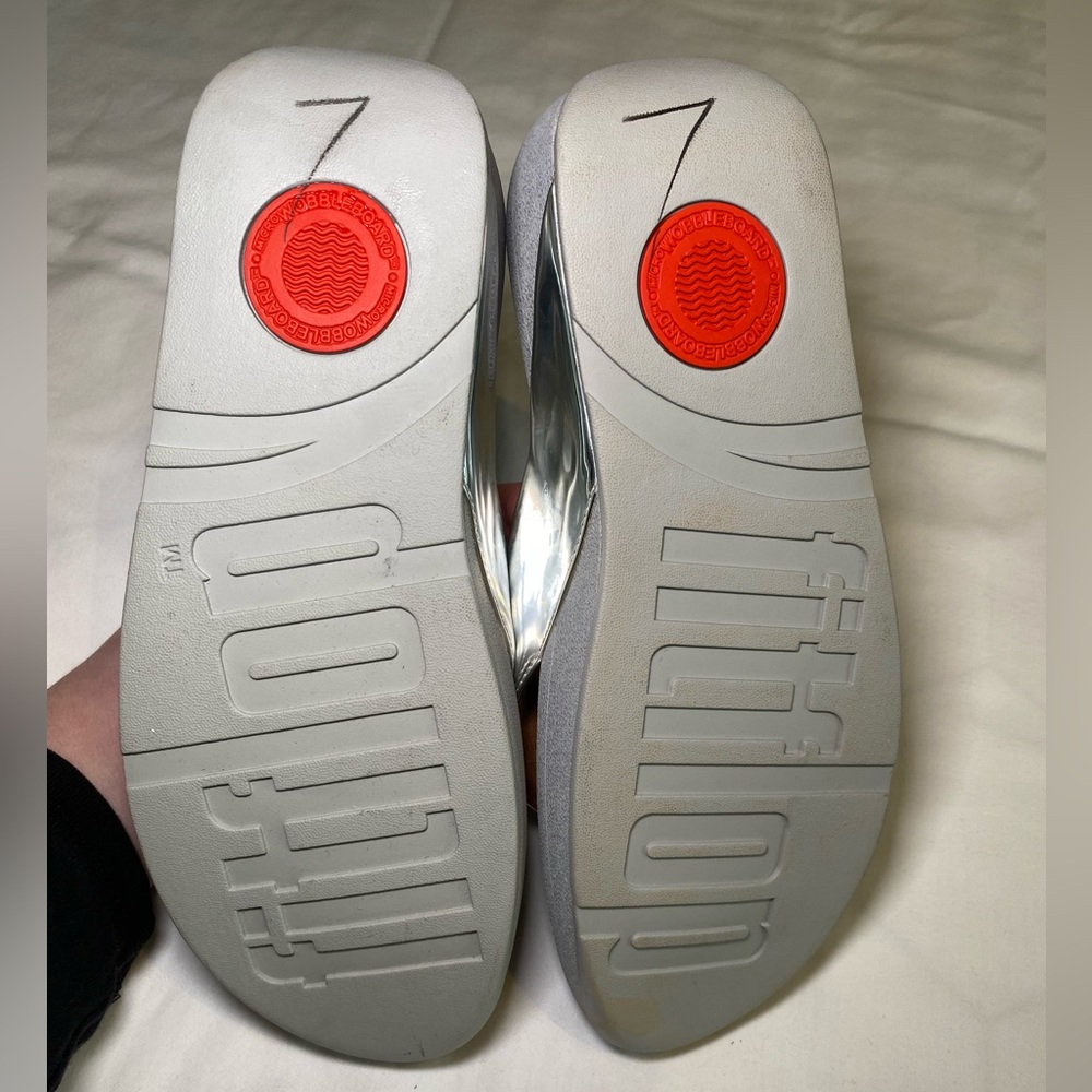 FitFlop Sandals Flip Flops Women’s Size 9 Silver Slides - Picture 2 of 3